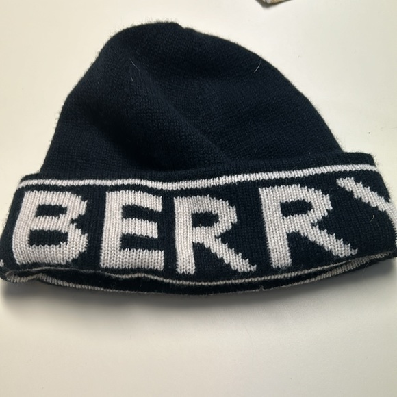 Burberry women’s hat. 100% cashmere. Worn once - Picture 2 of 6